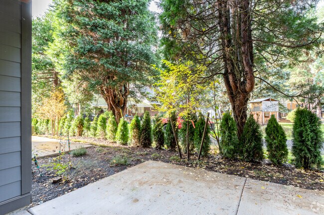 2BR, 2BA - 862 SF - Quatama Woods