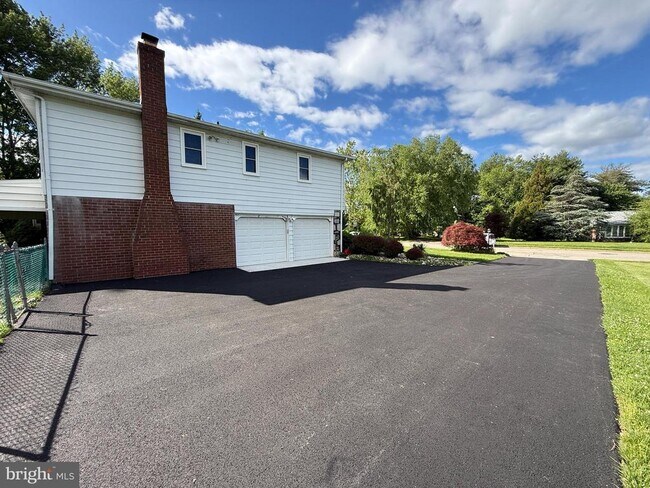 Building Photo - 806 Warfield Ln
