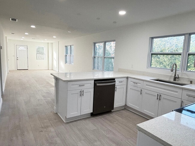 Building Photo - 2325 Westover Dr