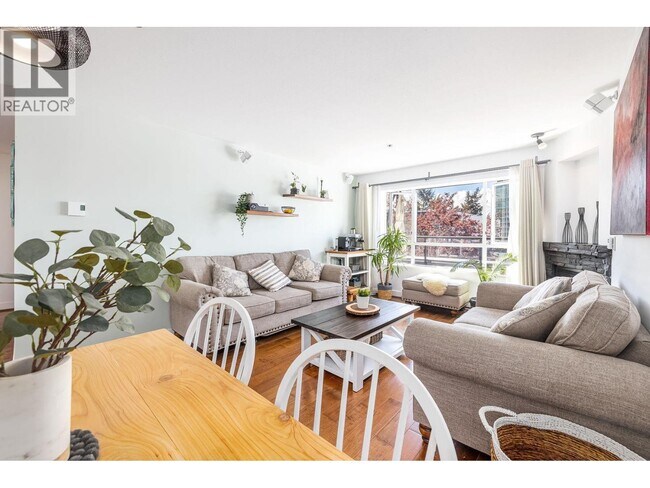 Photo du bâtiment - 118 E 2nd St