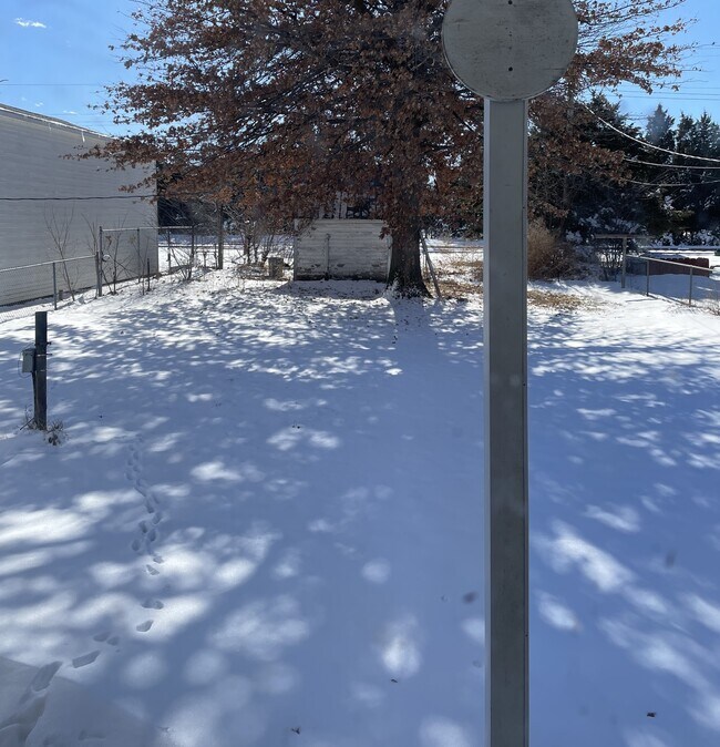 Foto del edificio - 569 W Broadway Ave