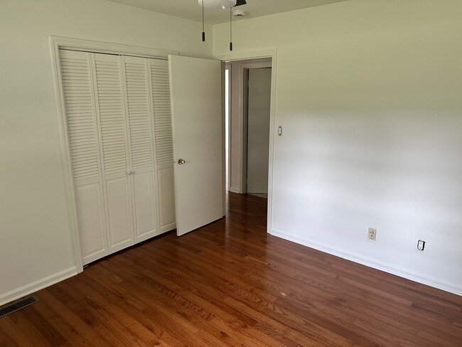 Building Photo - 1240 Longview Dr