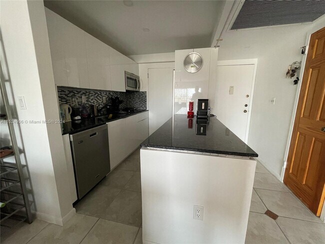 Foto del edificio - 17800 Atlantic Blvd