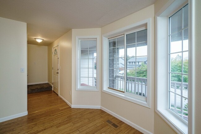 Building Photo - 4 Bedroom 2.5 Bath with Fenced Backyard in Camas School District