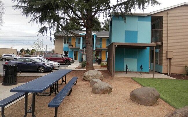 Building Photo - Vista de Rosas