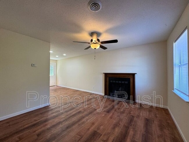 Foto del edificio - 1511 Rustic Dr