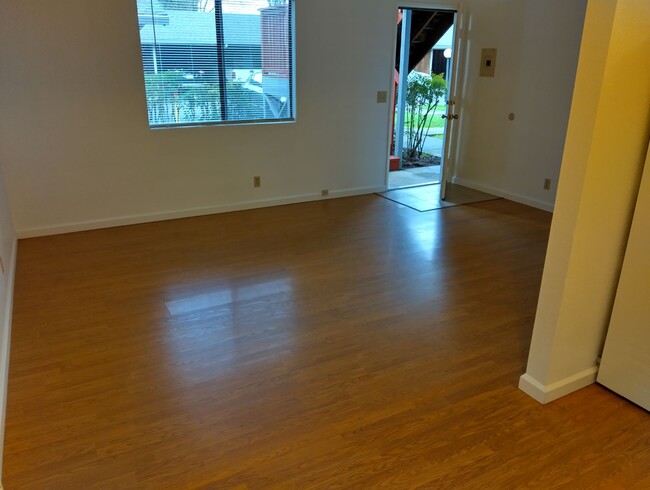 Building Photo - ro664WestAvenue (The Pines)