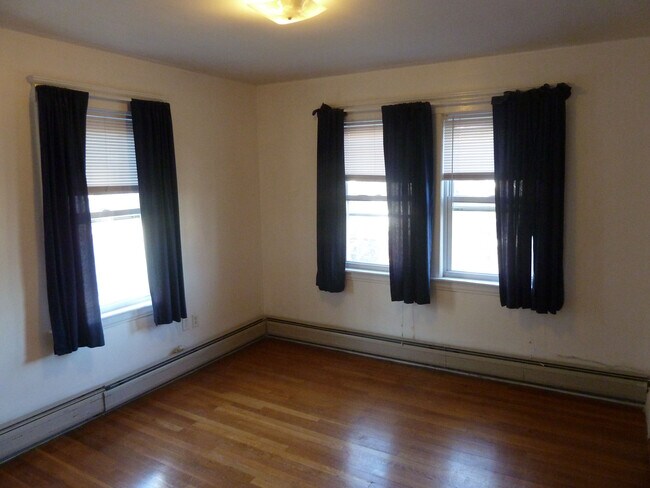Building Photo - 16 Iroquois Rd
