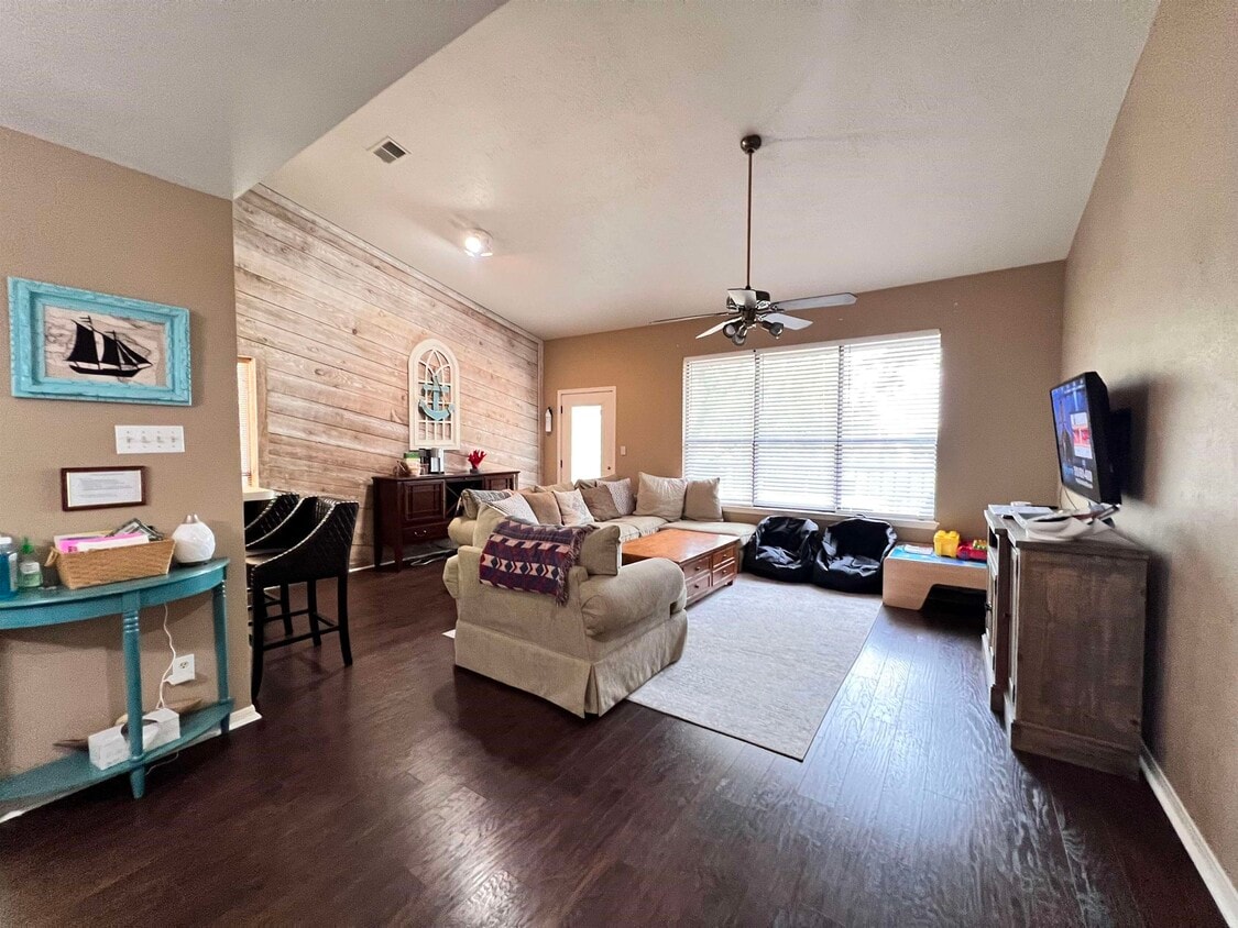 Foto principal - 704 HSB Blvd