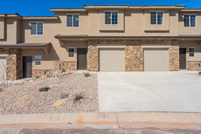 Foto del edificio - Comfortable Townhome Living with Pool Access