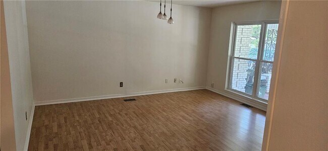 Foto del edificio - 2117 Briarwood Ave