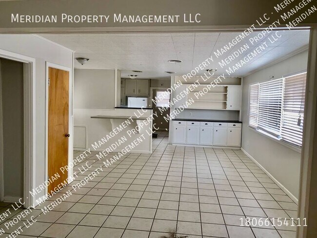 Building Photo - Spacious 3/2/1 home close to TTU and hospi...