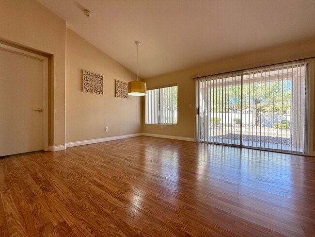 Foto del edificio - Spectacular furnished 2 bedroom townhouse ...