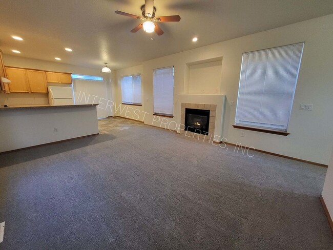 Foto del edificio - 3 Bed NE Pdx Home w/Gas Fireplace, Garage,...