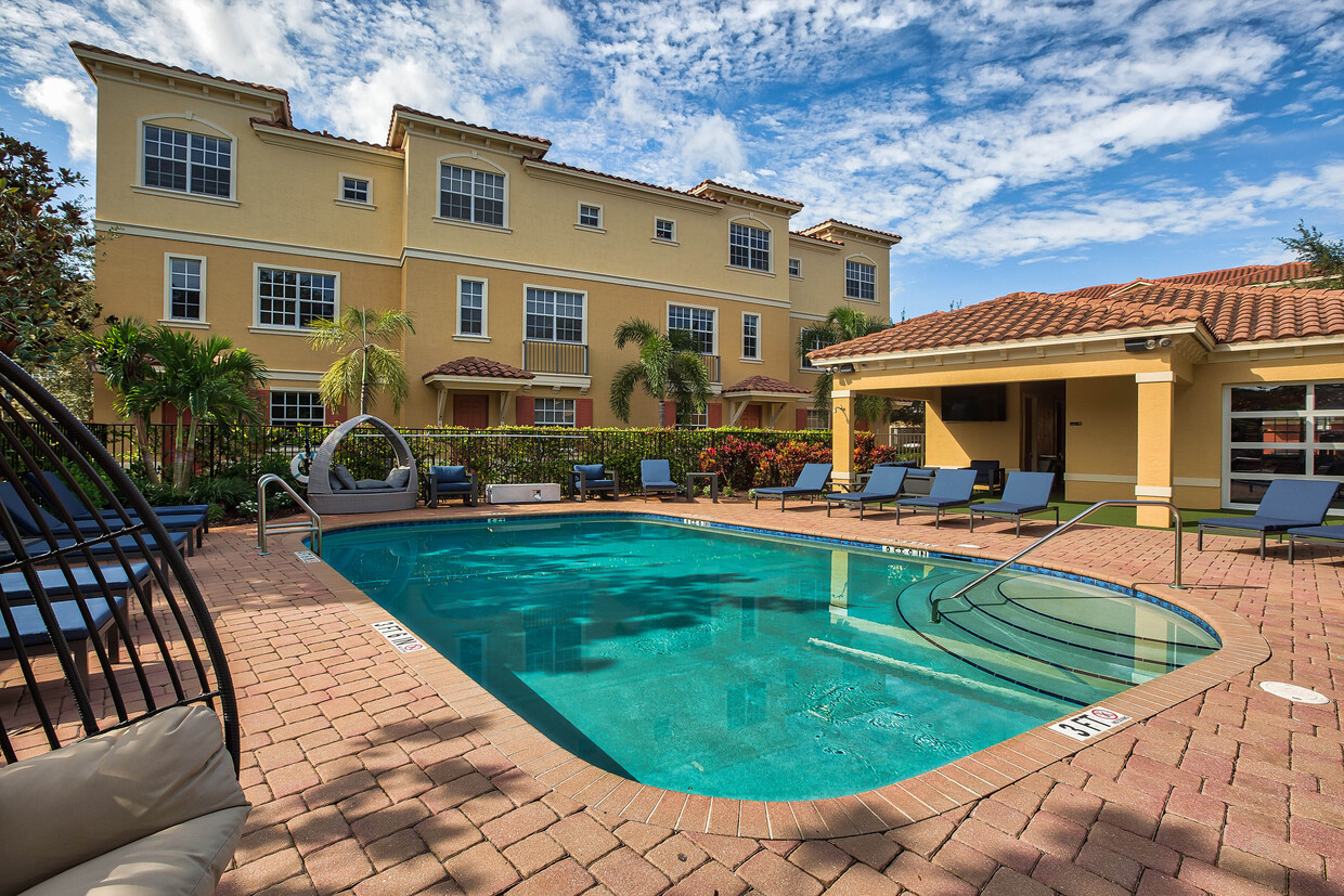 Piscina estilo centro turístico - Vie Villas at Boca Raton