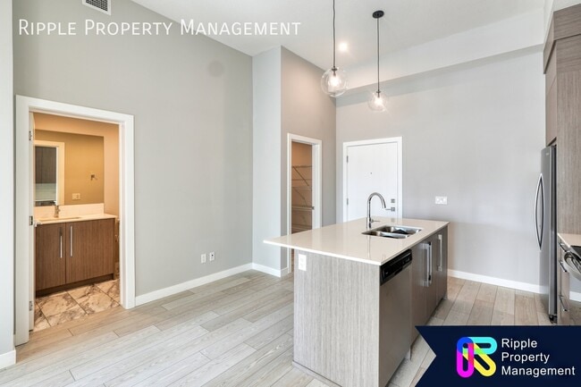 Building Photo - BEAUTIFUL 1 BED/ 1 BATH CONDO