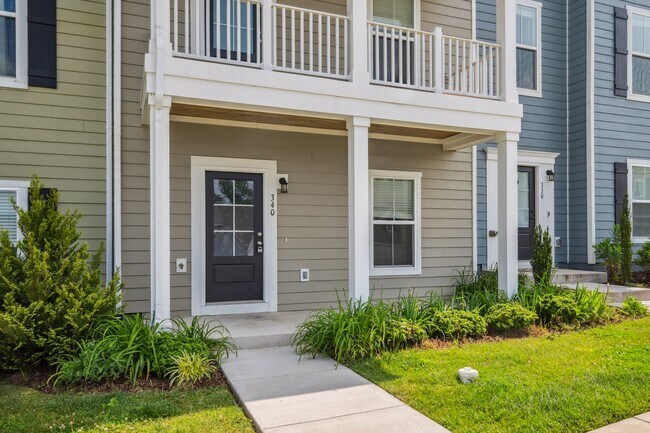 Building Photo - 3 bed/ 3 1/2 bath.  Dog Friendly.