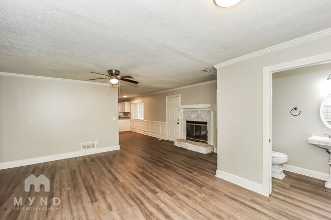 Building Photo - 6148 Pine Dale Ln
