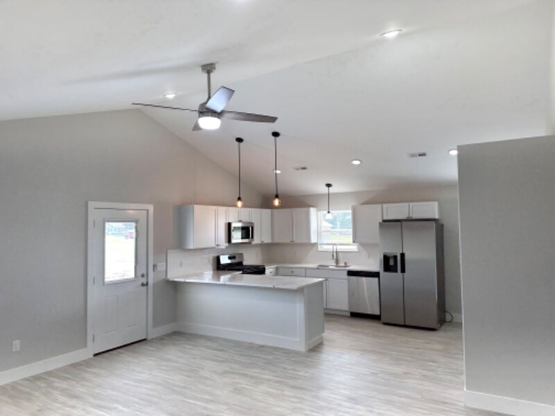 Foto principal - 1956 W Cadmus Rd