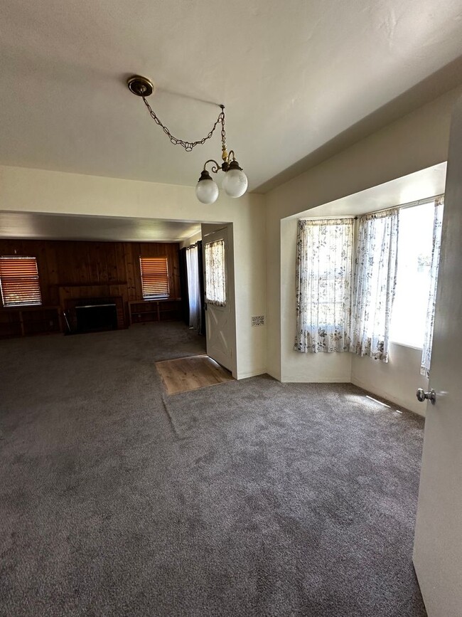 Building Photo - Charming Southside Home