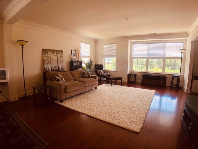 Foto del edificio - Beautiful and large 3 BR 2.5 BA townhouse/condo