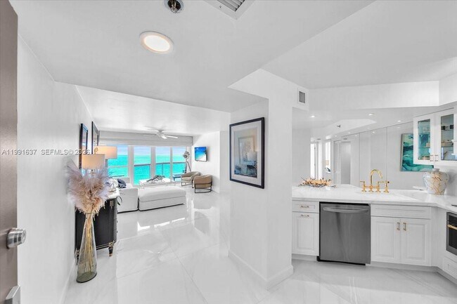Foto del edificio - 6767 Collins Ave