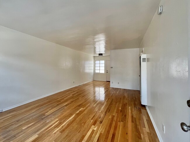 Sala de estar - 1342 Yale St