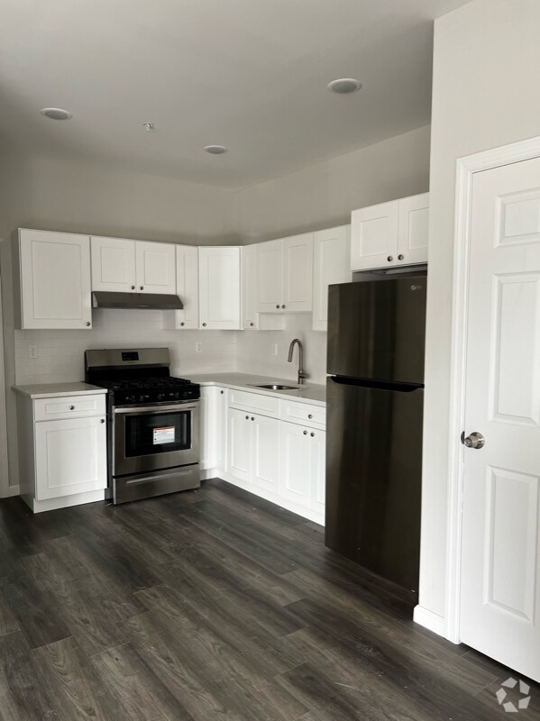 Historic Downtown Newark Apartments for Rent with Hardwood Floors