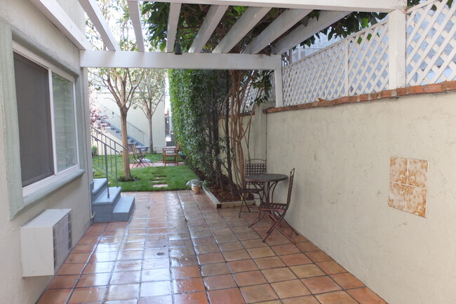 Courtyard Entry - 15032 Moorpark St