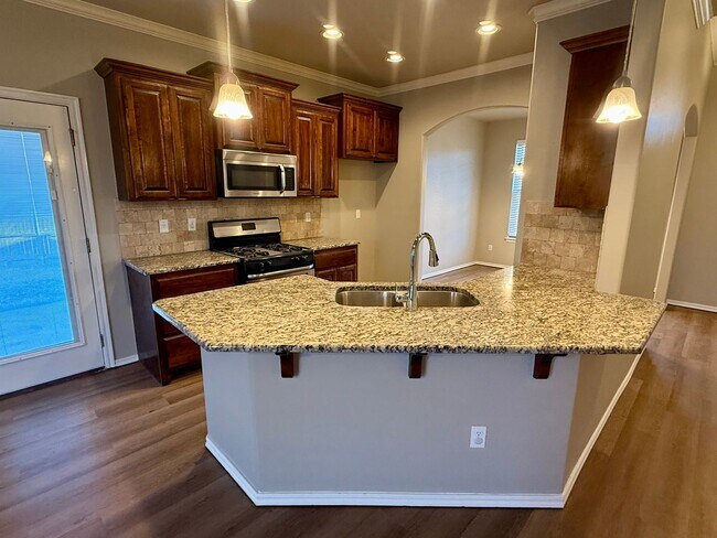 Foto del edificio - Spacious 4 Bed 2.5 Bath Home! New Flooring and Paint!