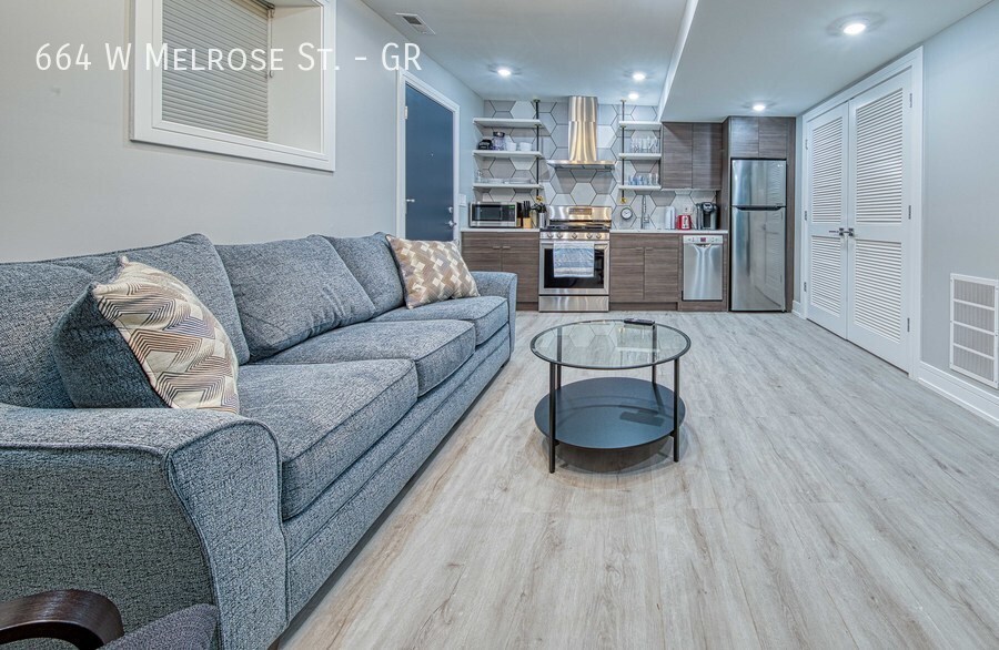 Primary Photo - Luxury 1 Bedroom Garden Unit in Fantastic ...