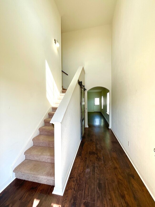 Foto del edificio - **APPLICATION RECEIVED** Move-In Ready 6-Bedroom with Fenced Yard and Amazing Amenities!