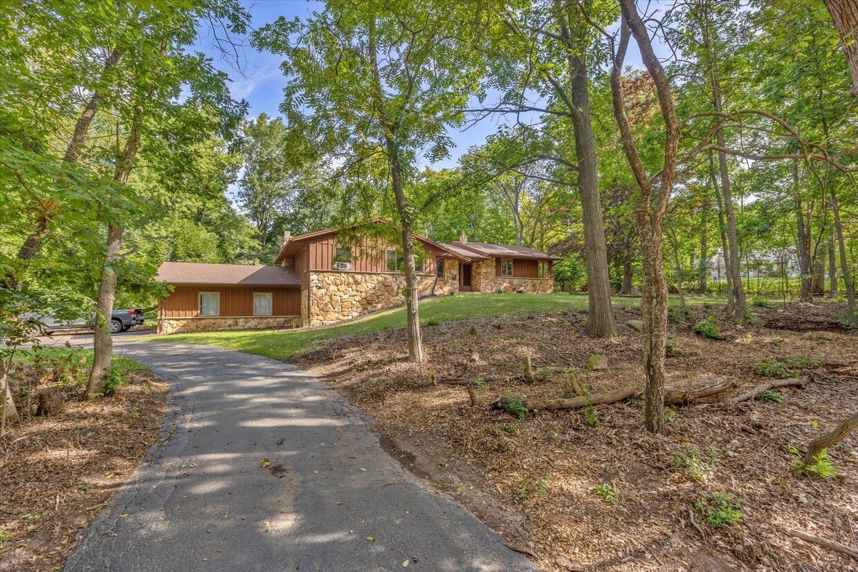 N11W27482 Wildwood Ln, Waukesha, WI 53188 House Rental in Waukesha