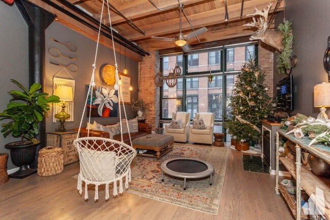 Foto del edificio - Wonderful West Loop Loft Available Jan 1st!