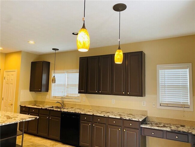 Building Photo - 3400 Palm Cir