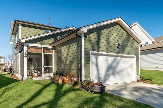 Building Photo - Gorgeous modern craftsman home in South Raleigh!