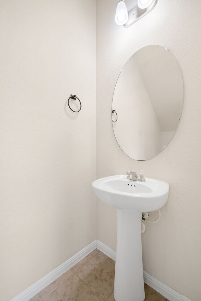 Foto del edificio - Brilliant 3 Bedroom, 2.5 Bath, 2-Story Hom...