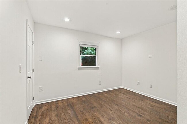 Building Photo - 653 Park Village Dr NE