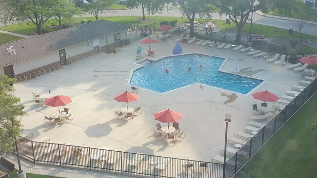 Foto del edificio - 8801 W Golf Rd