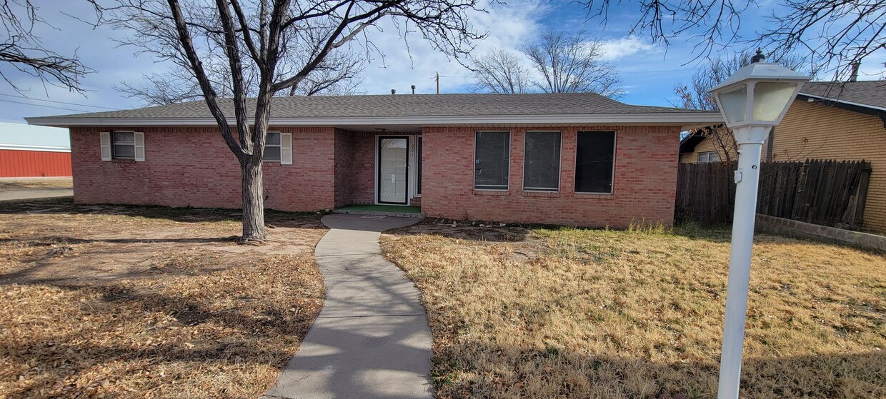 Primary Photo - LARGE 3 BEDROOM HOME NEAR ENMU