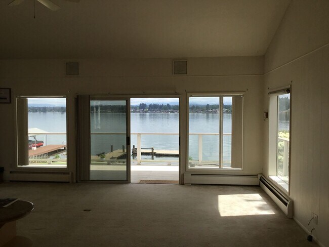 Building Photo - Lake Stevens waterfront 4 Bedroom 2 Bath H...