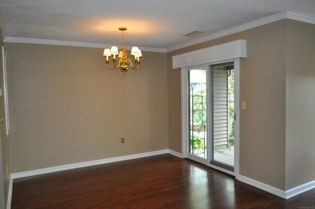 Foto del edificio - 8 Sycamore Ln