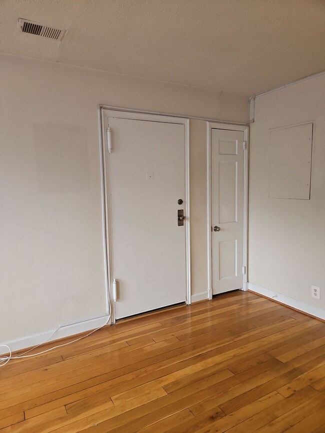 Foto del edificio - Charming 1 Bed 1 Bth Condo With Balcony In...
