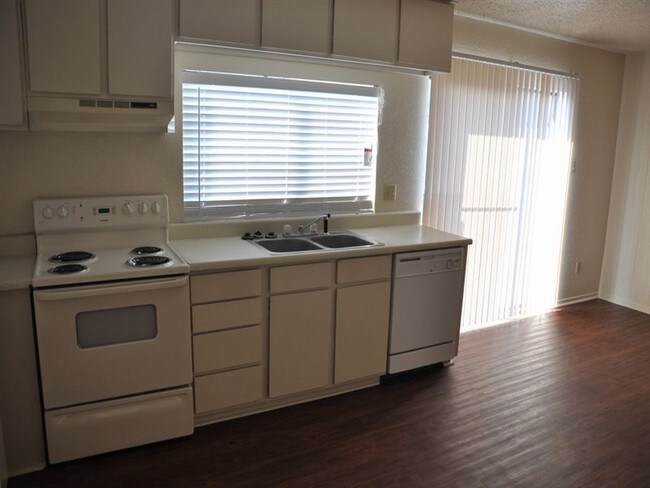 Building Photo - 3 br, 2 bath Duplex - Aurora Court 504