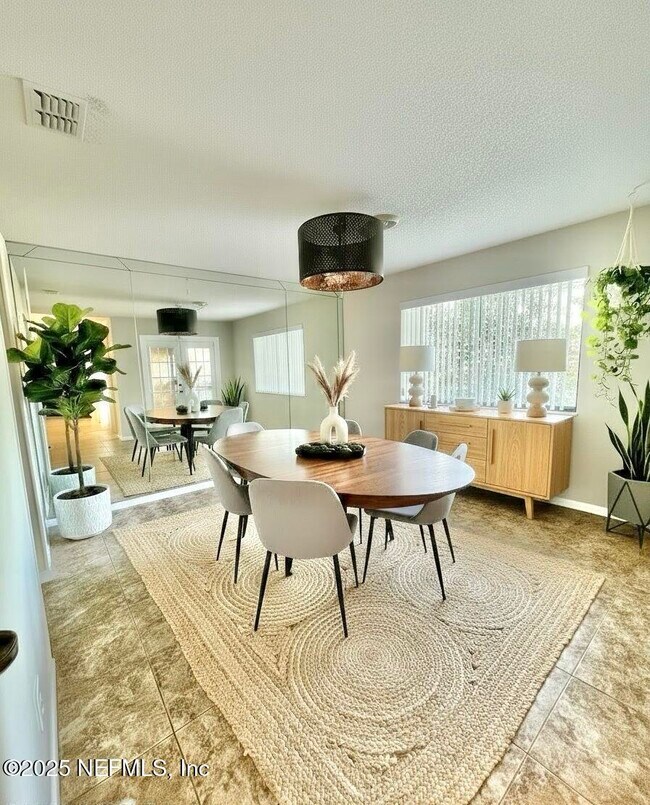 Foto del edificio - 3801 Crown Point Rd