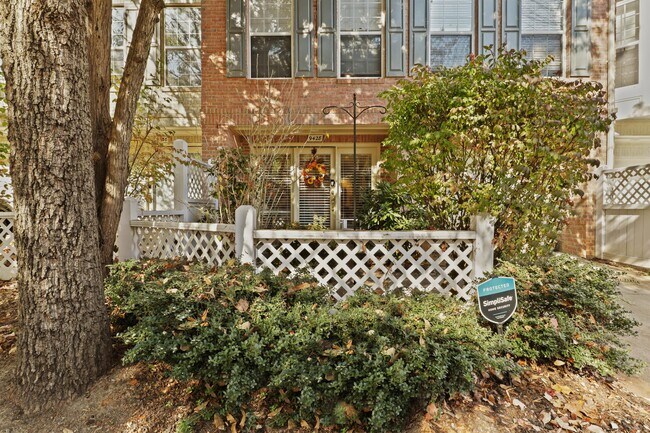 Building Photo - 9428 Colonade Dr