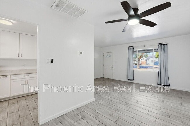 Foto del edificio - 2245 E Flower St