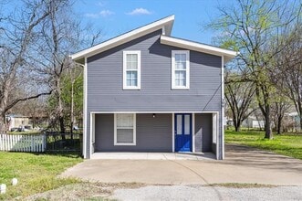 Building Photo - 399 College St