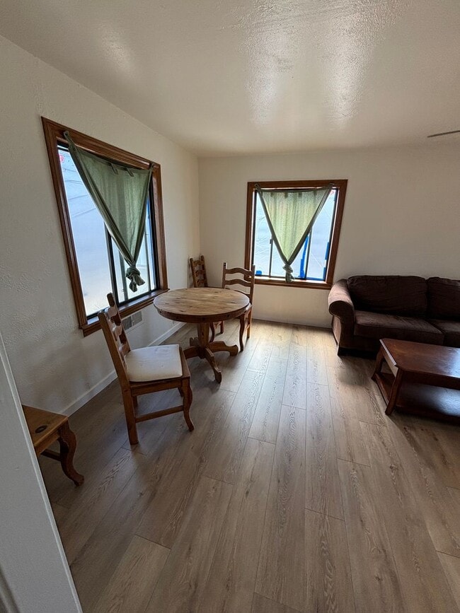 Building Photo - Furnished  Spacious 1 Bedroom / 1 Bath Upp...