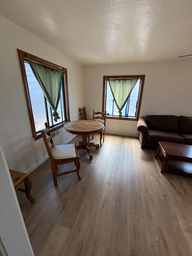 Foto del edificio - Furnished  Spacious 1 Bedroom / 1 Bath Upp...